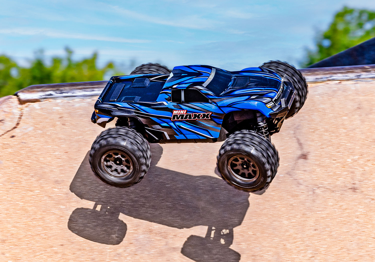 Traxxas Mini Maxx BL-2s TQ 4X4 RTR Brushless Monster Truck 1/16 Black