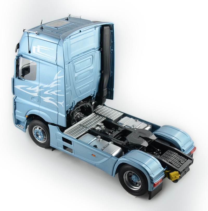 Italeri Mercedes Benz Actros MP4 Gigaspace Truck 1/24