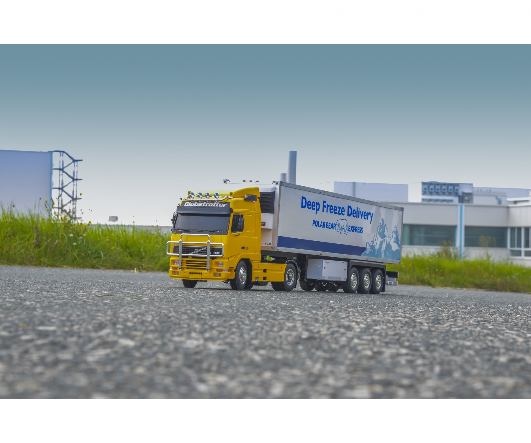 Tamiya Volvo FH12 Globetrotter R/C Truck Kit 1/14