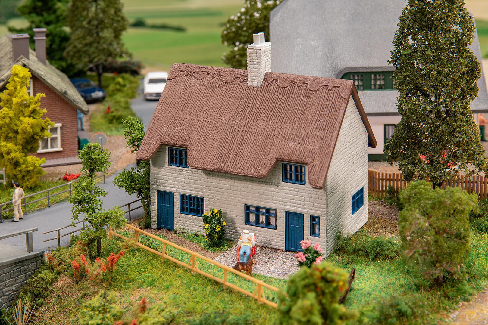 Faller Huis met Rieten Dak H0