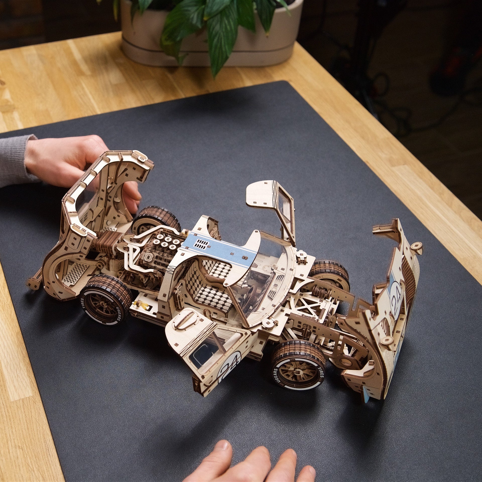 U-Gears UGT-24 Endurance Racer Car Model  mechanisch houten bouwpakket