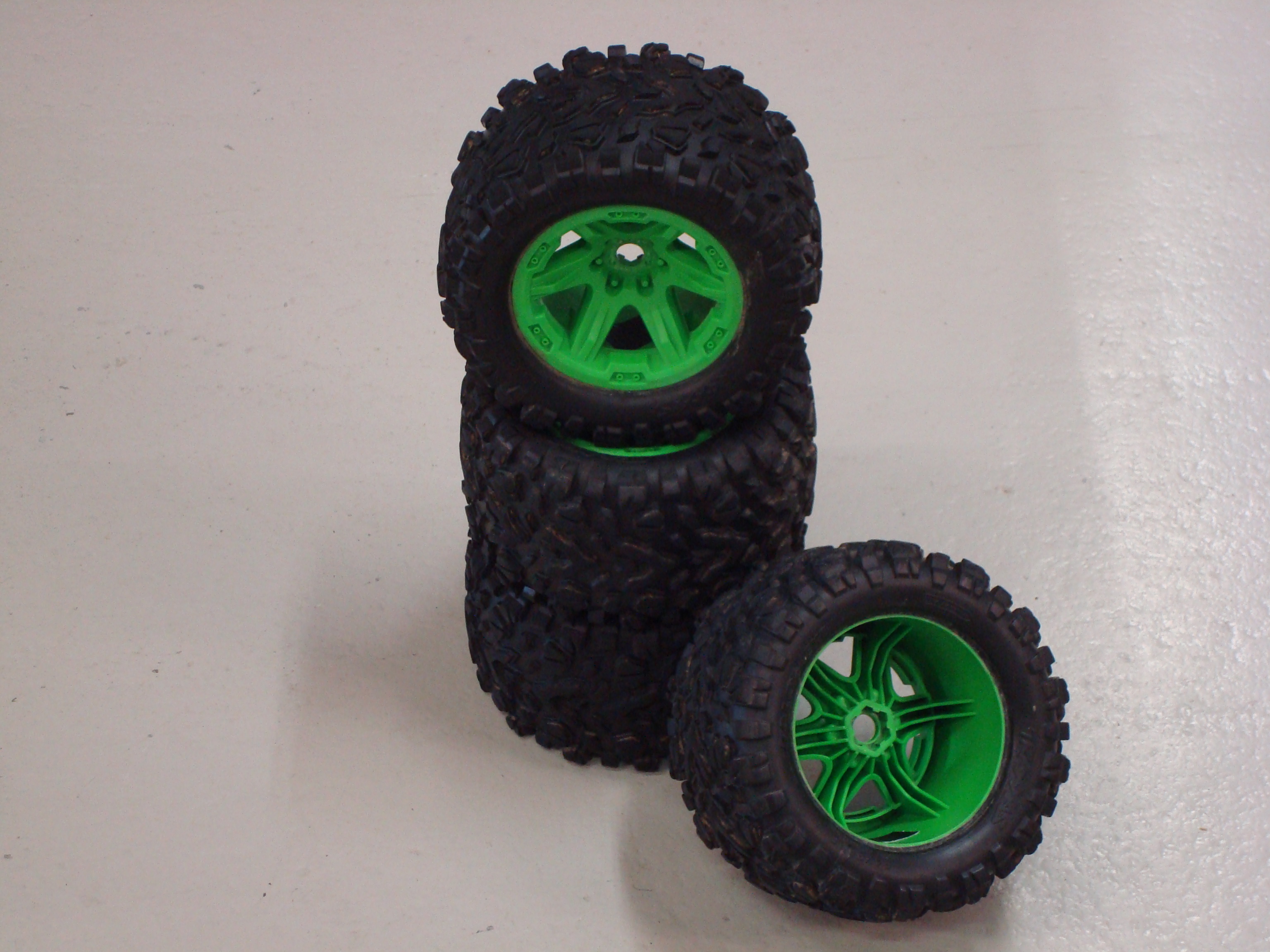 Occasion Traxxas Tires & wheels, assembled, glued (green wheels, Talon EXT tires, foam inserts) (2) (17mm splined) (TSM rated) 1/8