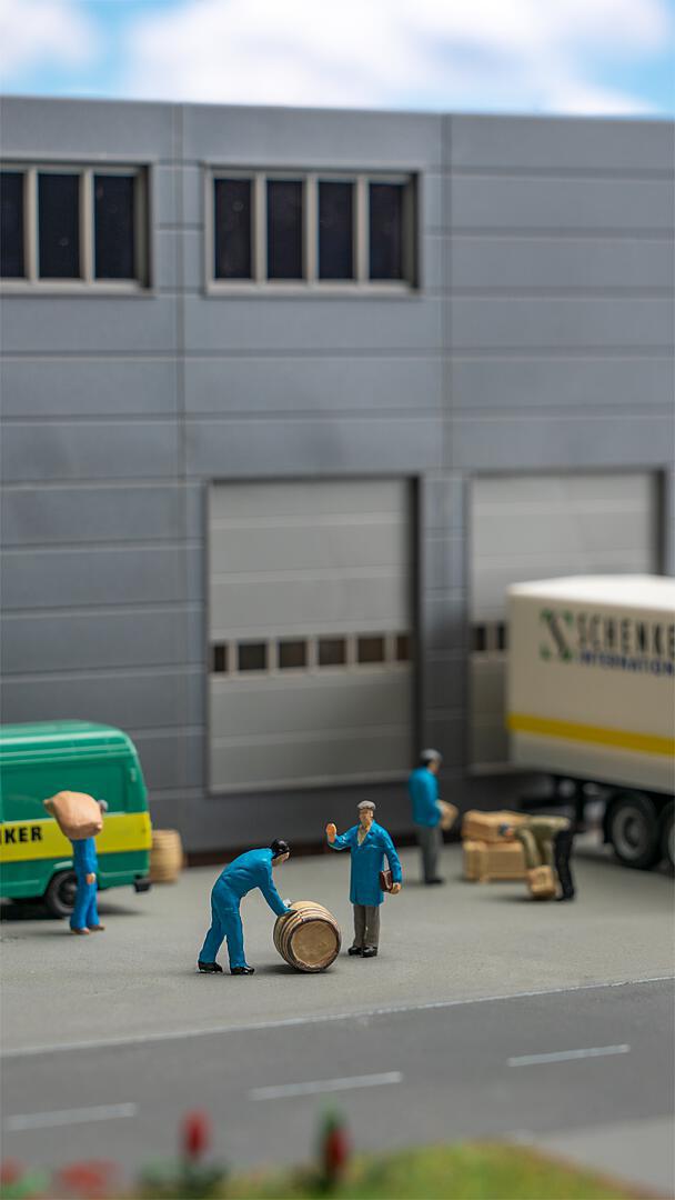 Faller Transport Medewerkers + Pakketten H0 (6)