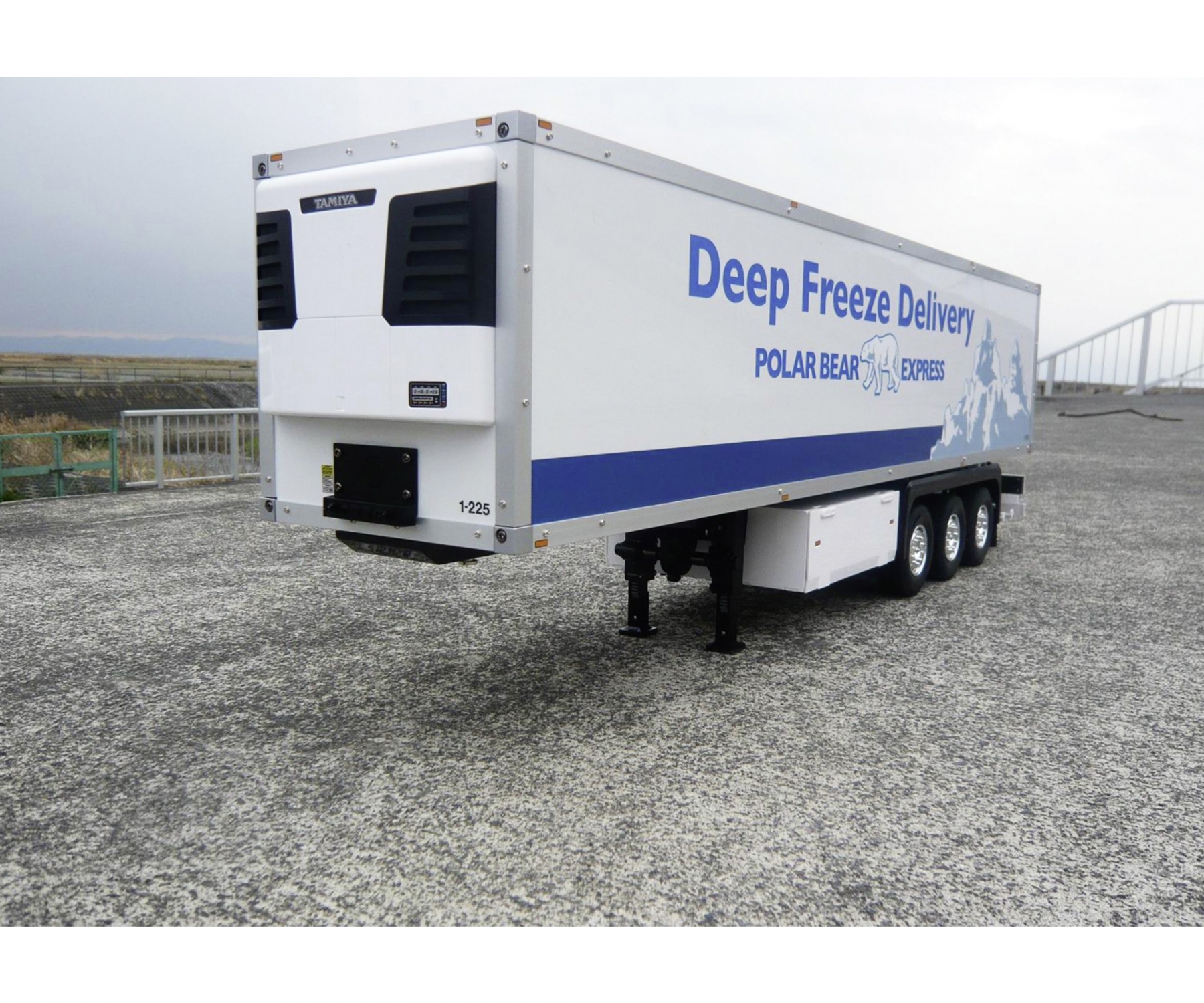 Tamiya 3-Axle Reefer semi-trailer Kit 1/14