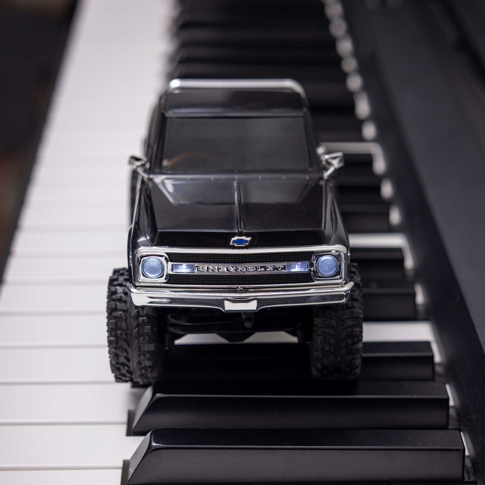 Axial SCX30 Chevrolet K10 4X4 RTR Brushed Rock Crawler (Battery & Charger Included), Black 1/30