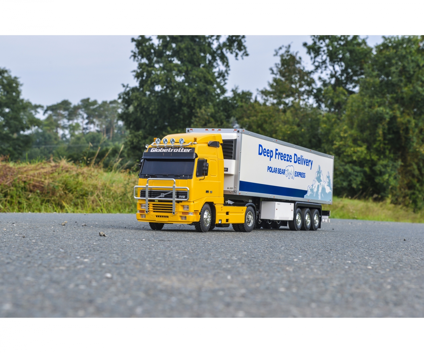 Tamiya Volvo FH12 Globetrotter R/C Truck Kit 1/14