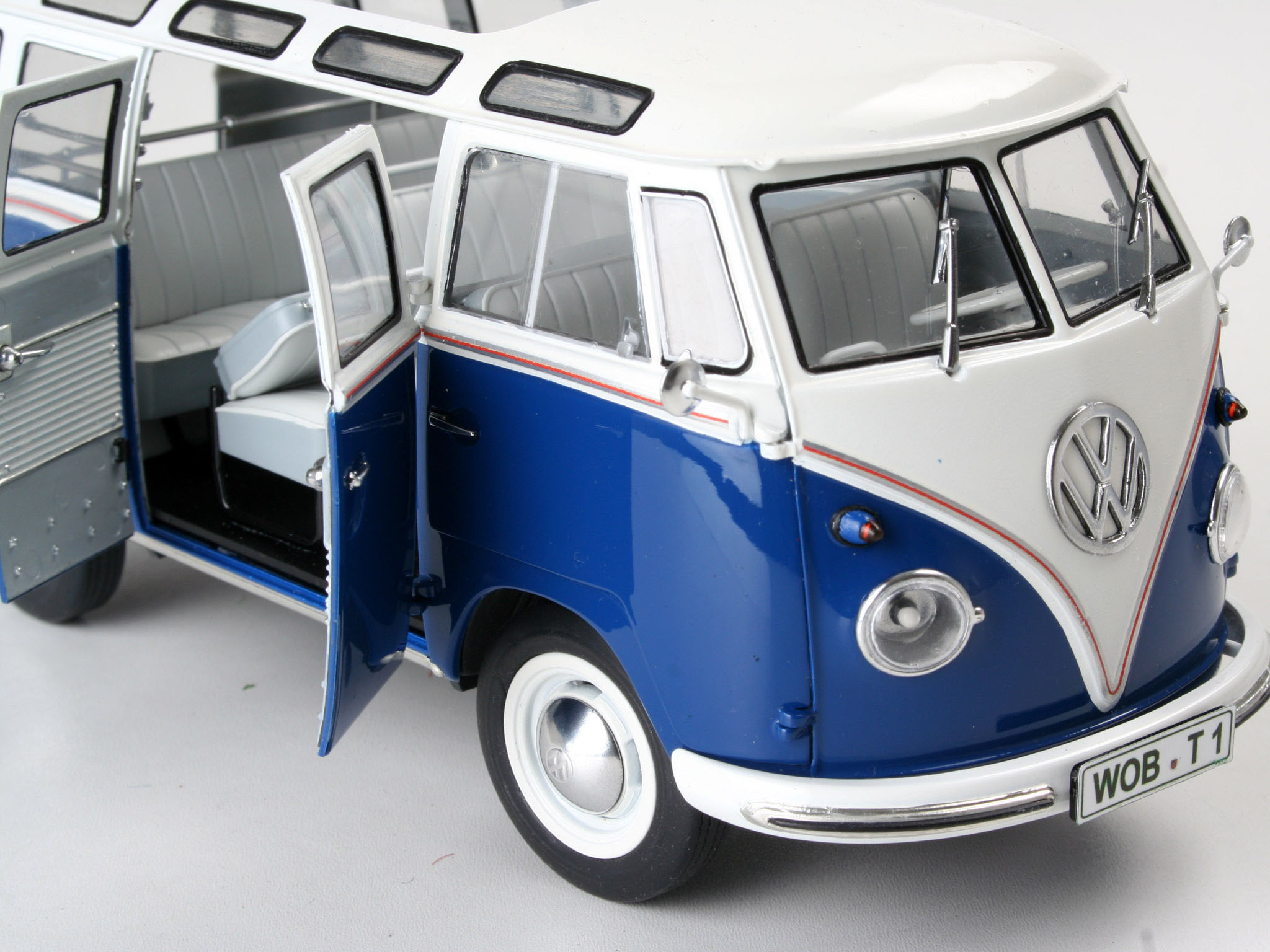 Revell Volkswagen T1 Samba Bus 1/24