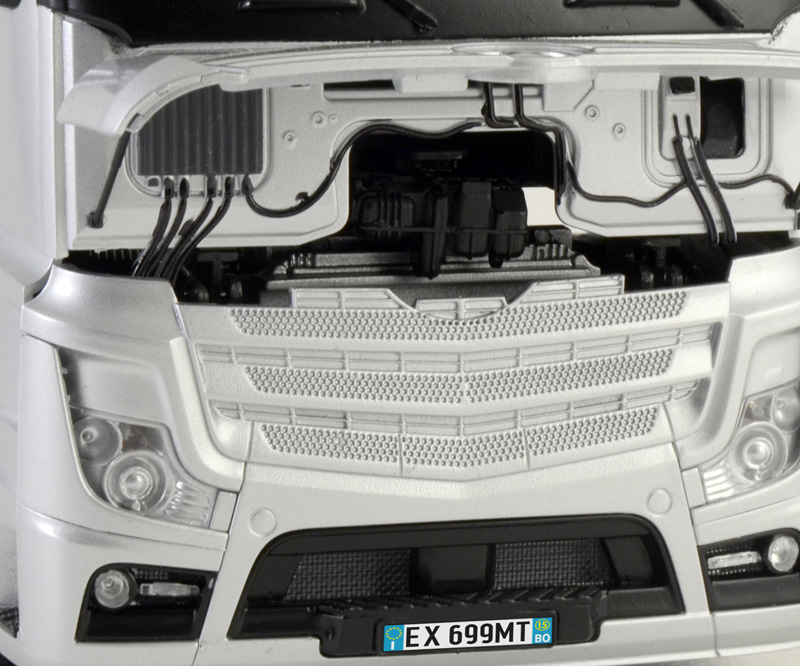 Italeri Mercedes Benz Actros MP4 Gigaspace Truck 1/24