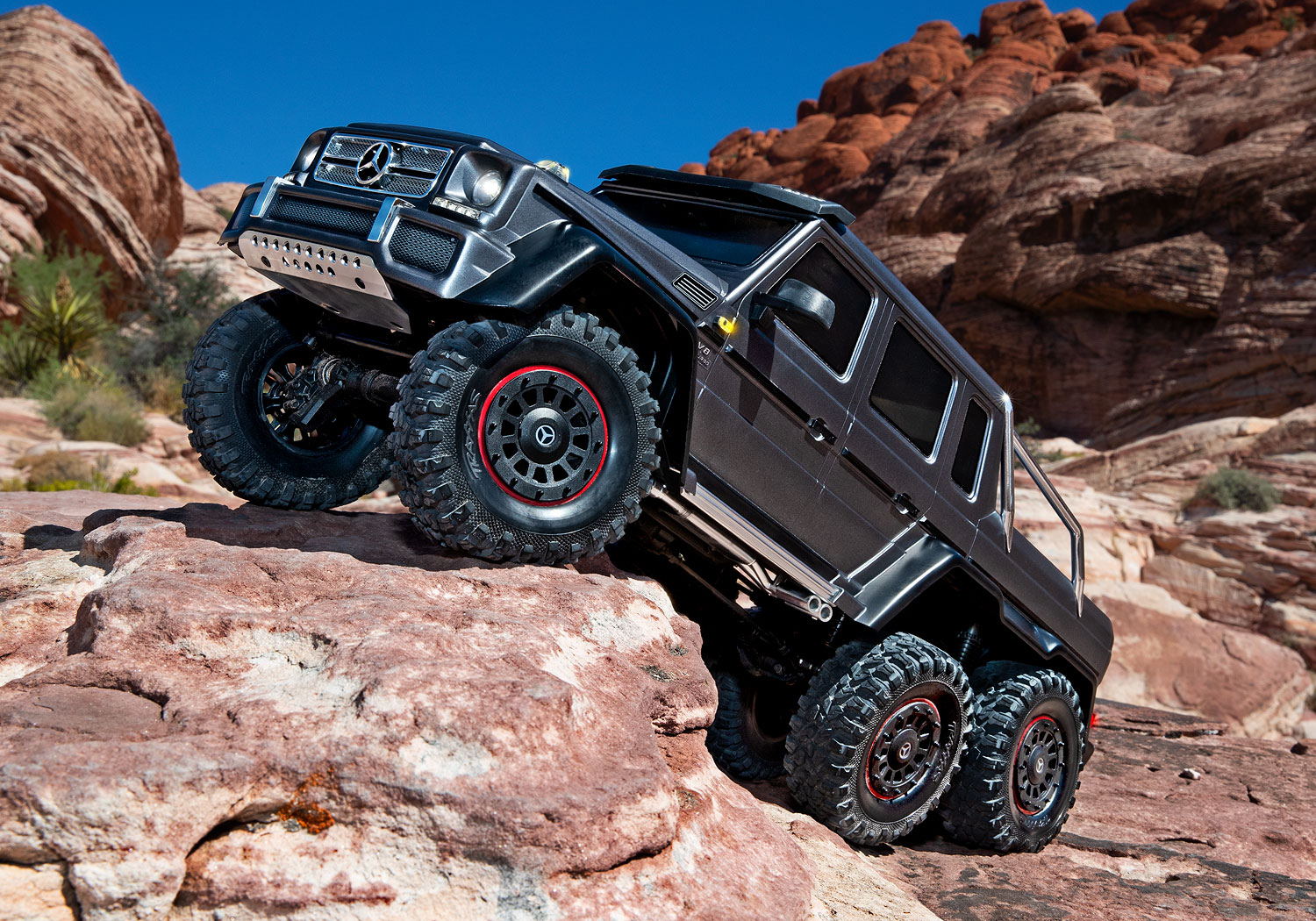 Traxxas TRX-6 Mercedes-Benz G 63 AMG 6X6 Electric Trail Truck RTR 1/10 Clipless Flat Silver