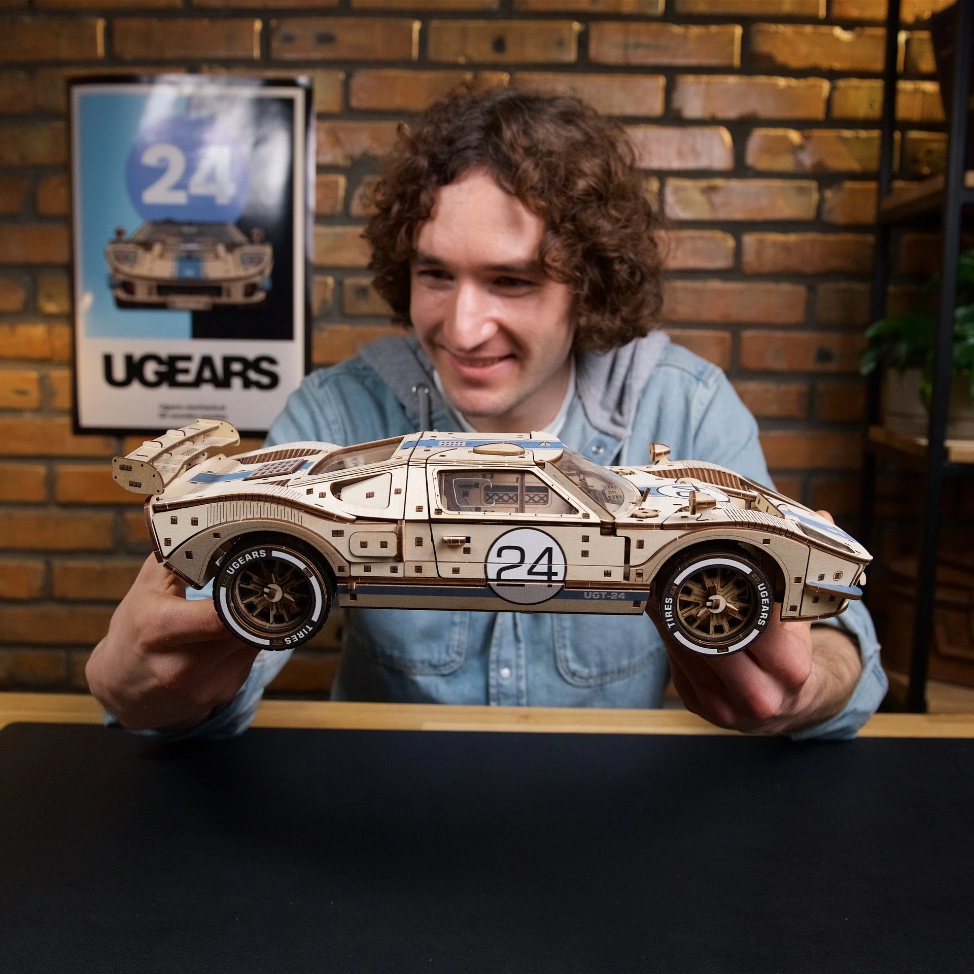 U-Gears UGT-24 Endurance Racer Car Model  mechanisch houten bouwpakket