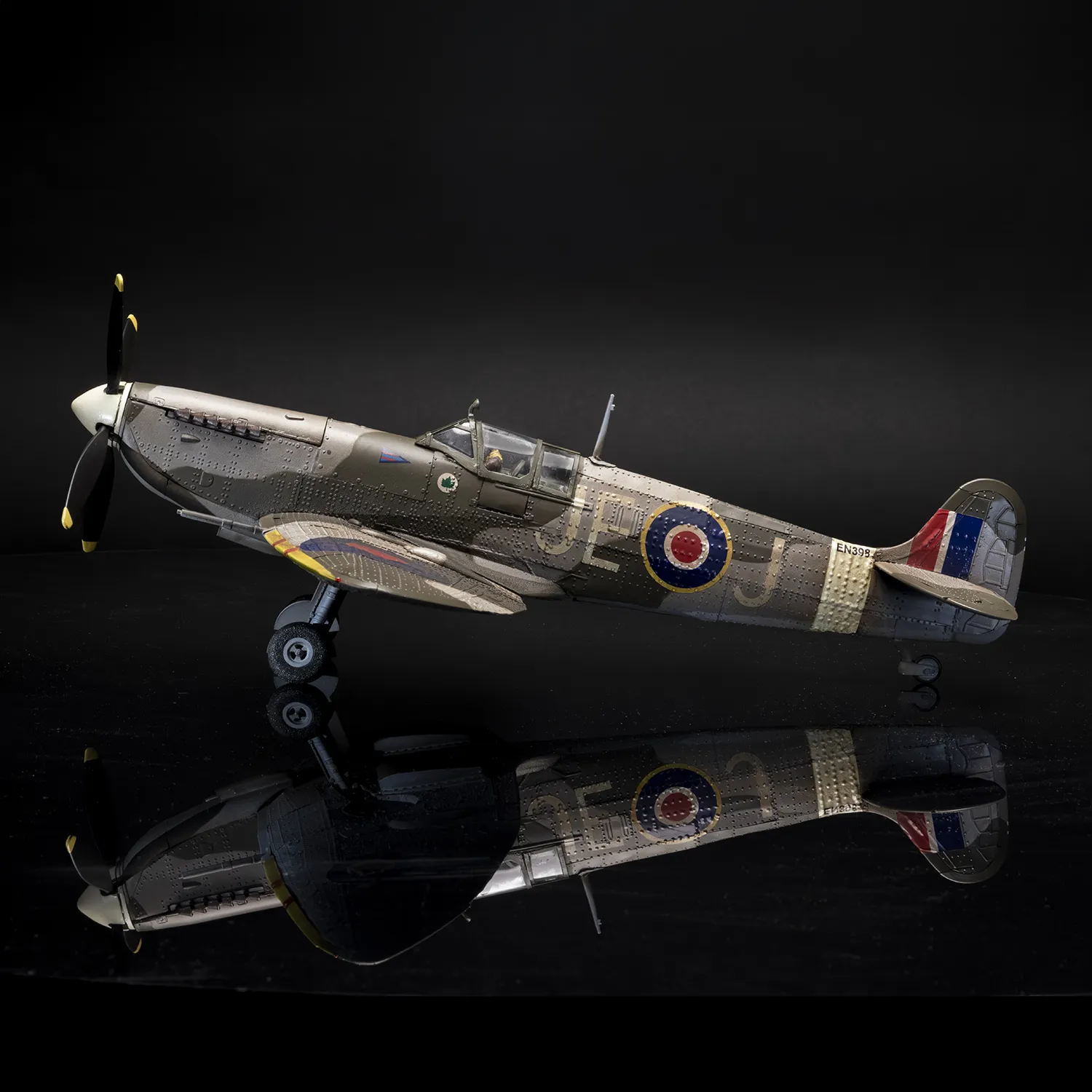 Occre Supermarine Spitfire Mk IXc EN398 Aircraft Model – World War II – 1/24