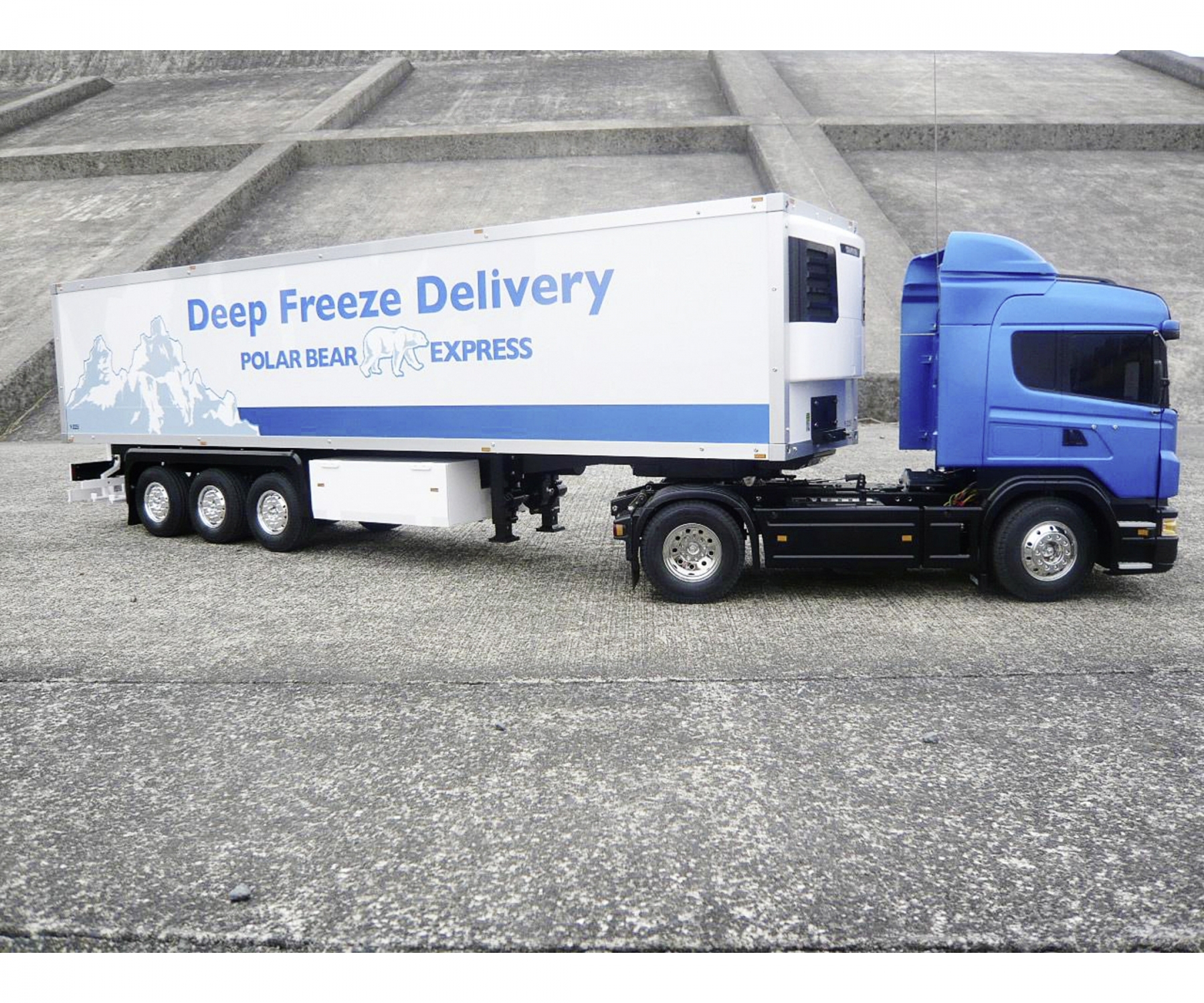 Tamiya 3-Axle Reefer semi-trailer Kit 1/14