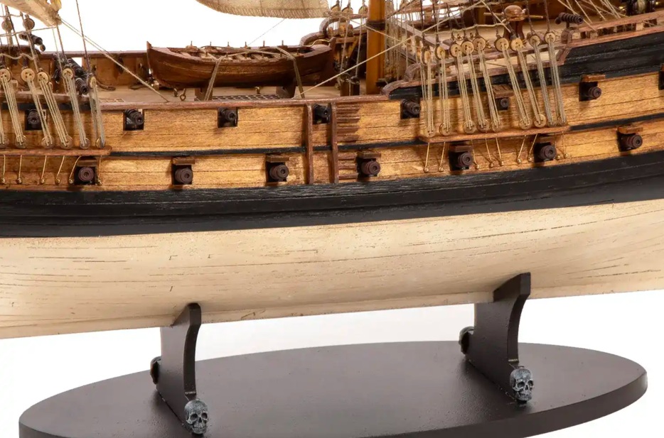 Occre Displaystandaard met Doodskopmotief voor Piratenschipmodellen