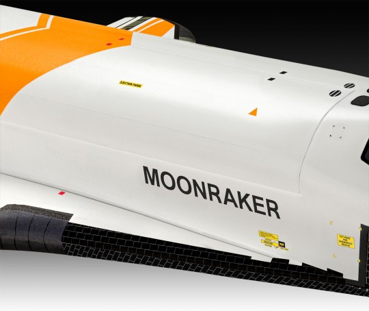 Revell Geschenkset Moonraker Space Shuttle (James Bond 007) "Moonraker" 1/144