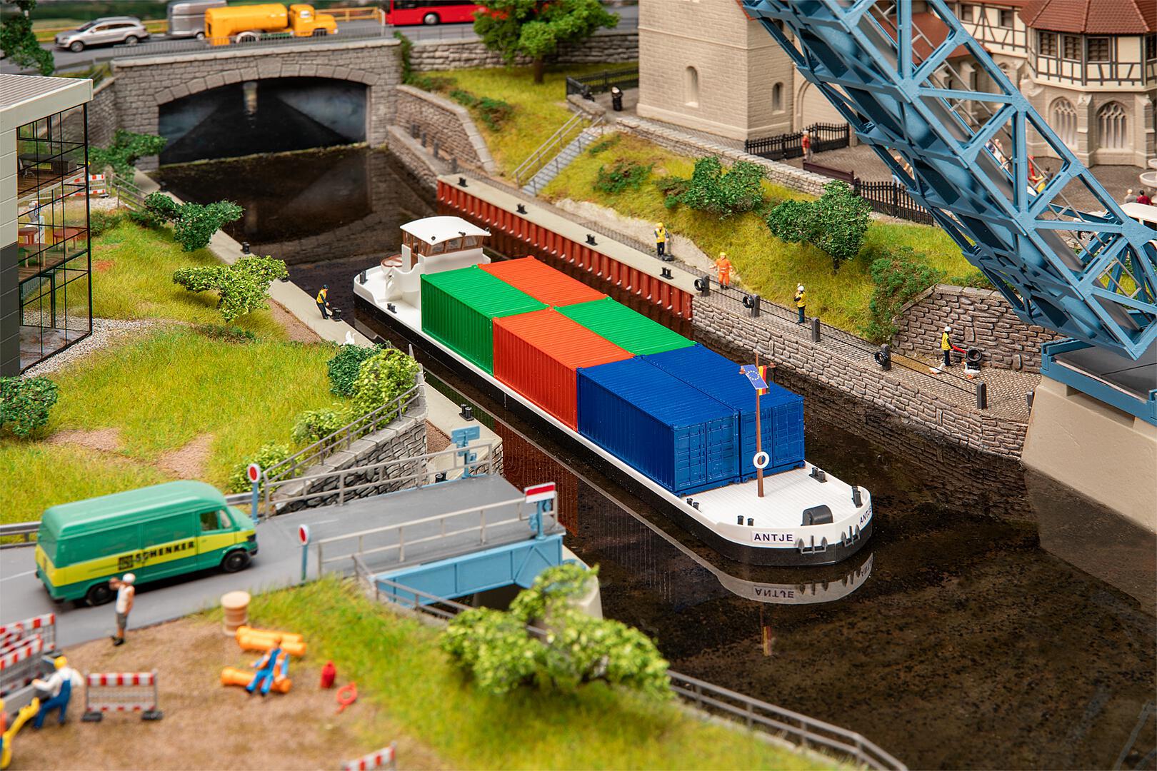 Faller Riviervrachtschip met Containers H0