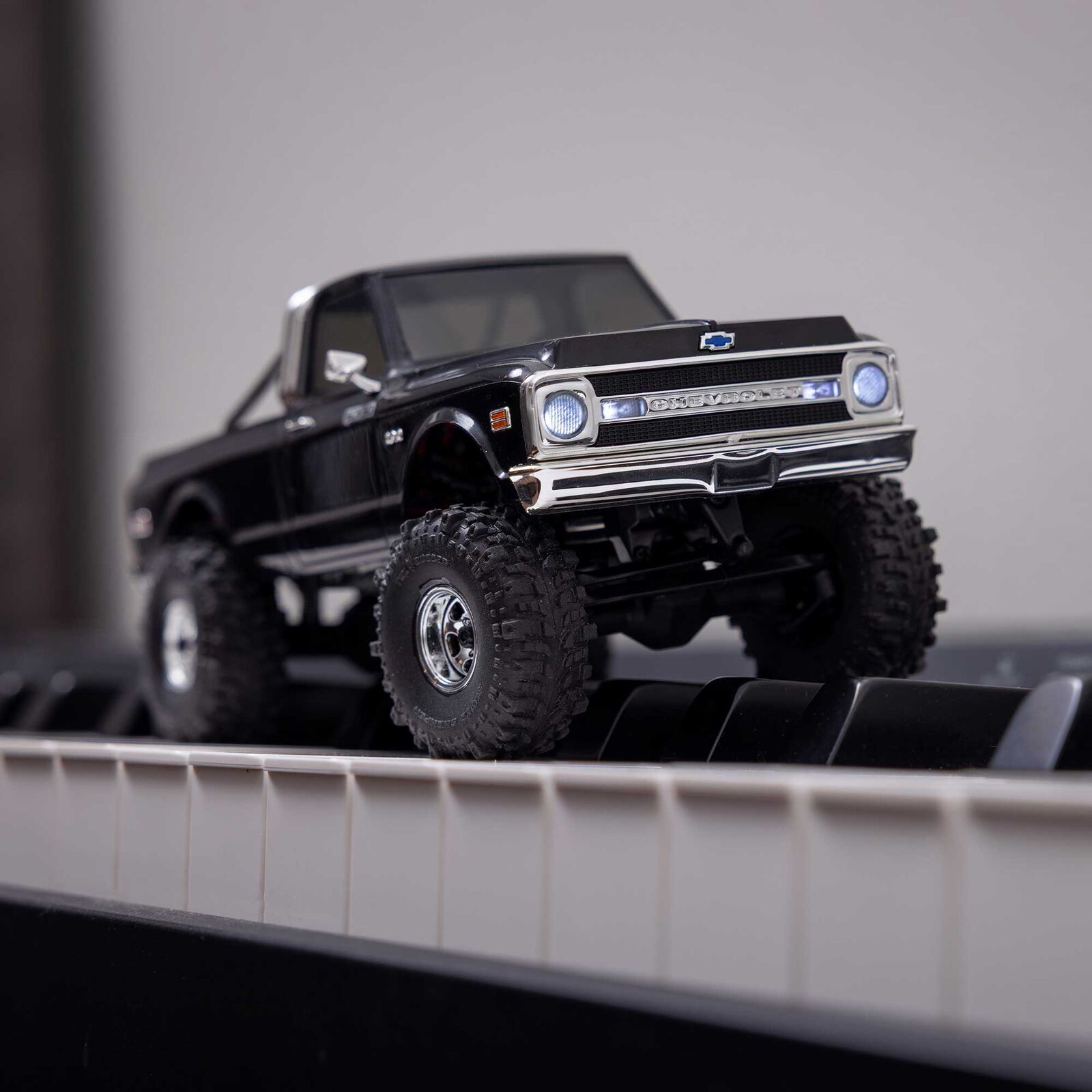 Axial SCX30 Chevrolet K10 4X4 RTR Brushed Rock Crawler (Battery & Charger Included), Black 1/30
