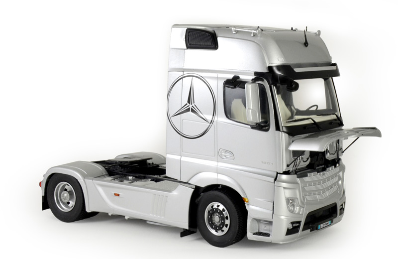 Italeri Mercedes Benz Actros MP4 Gigaspace Truck 1/24