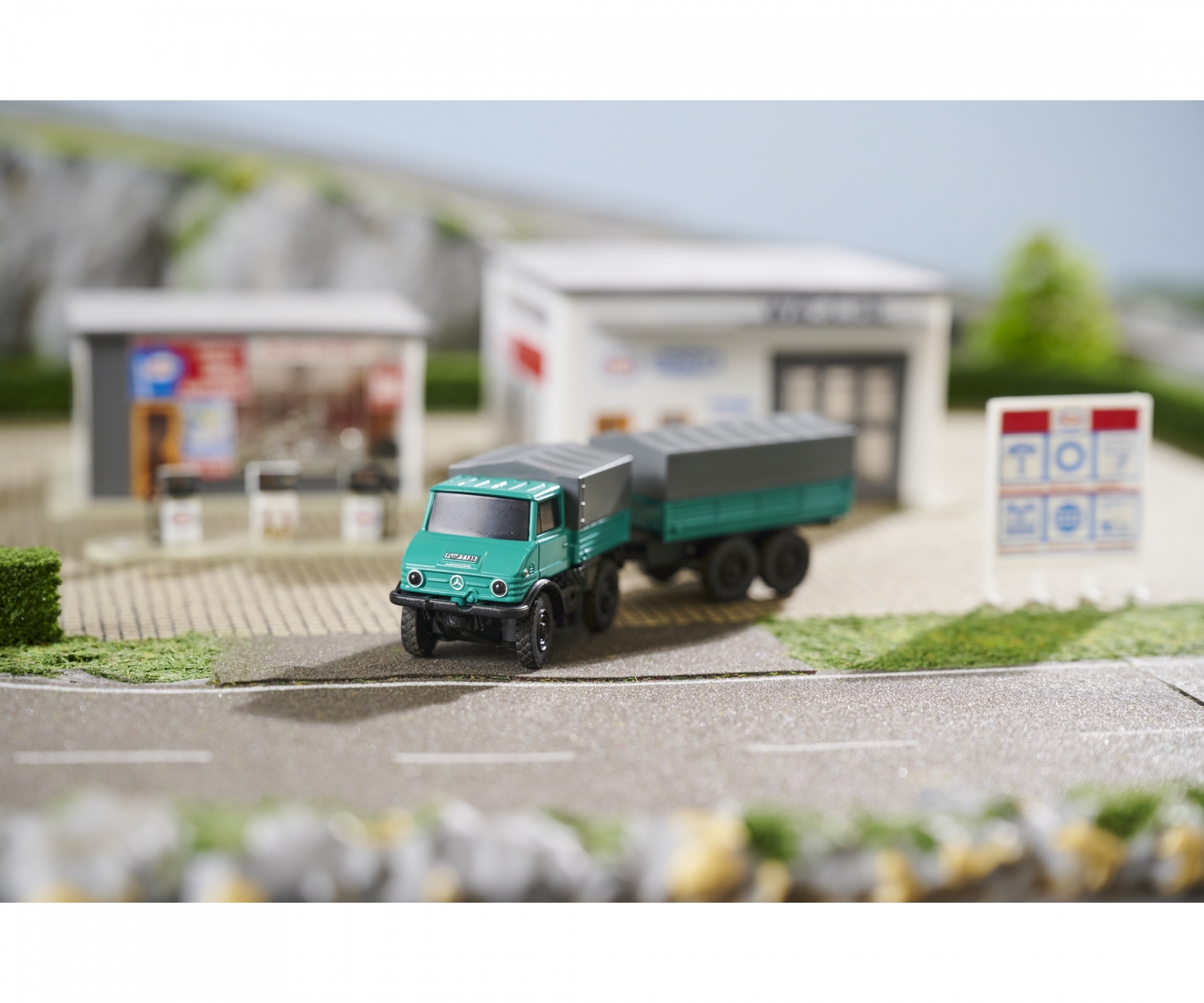 Carson Mercedes Benz Unimog Forrest Green met Trailer RTR 1/87