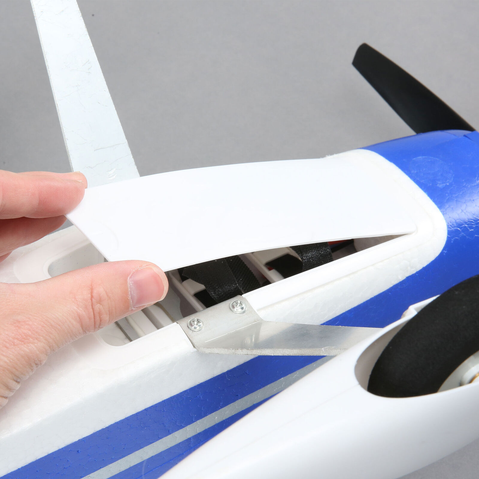 E-Flite Valiant 1.3m BNF Basic SAFE & AS3X