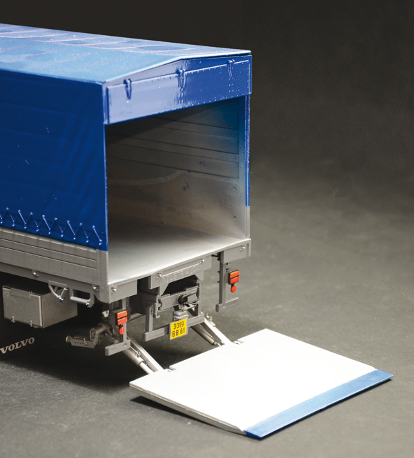 Italeri Volvo F16 Globetrotter Canvas with Elevator 1/24