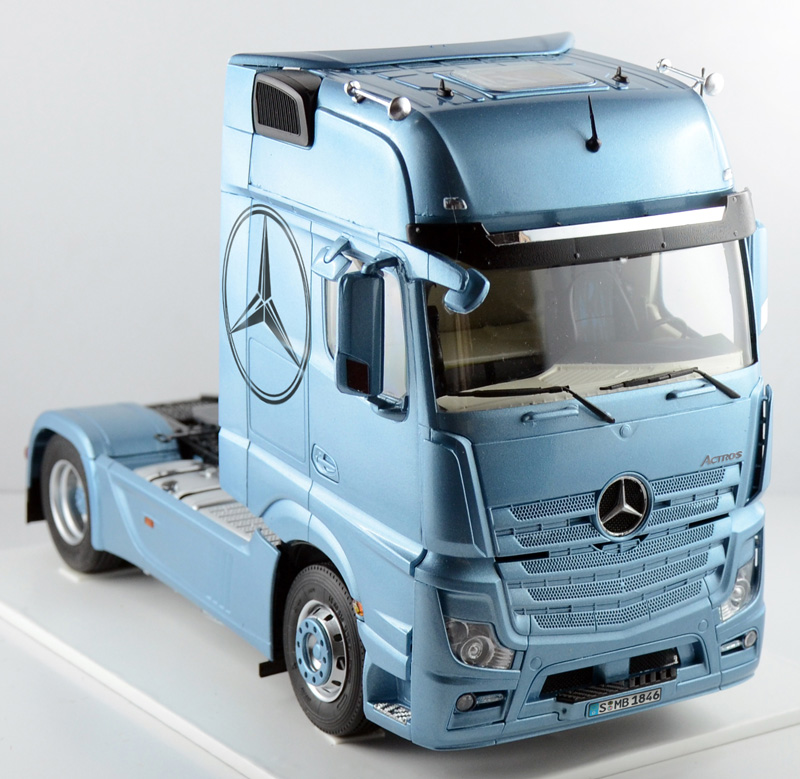 Italeri Mercedes Benz Actros MP4 Gigaspace Truck 1/24