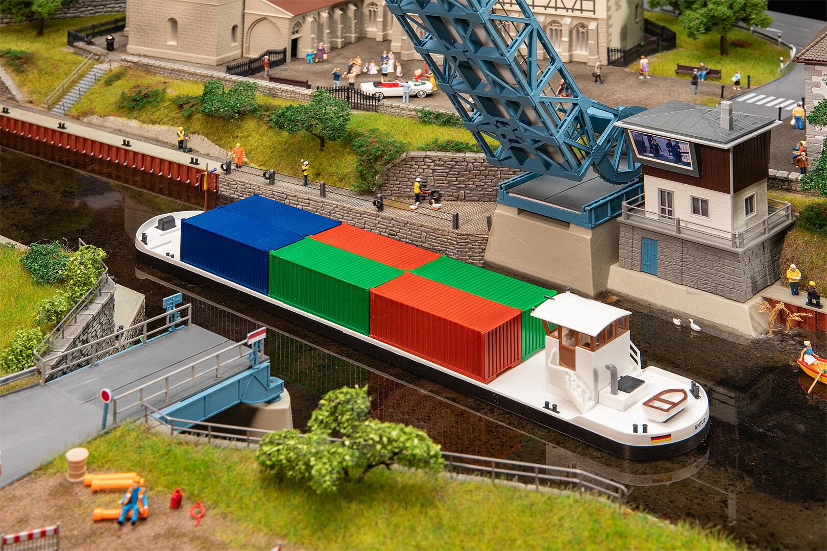 Faller Riviervrachtschip met Containers H0