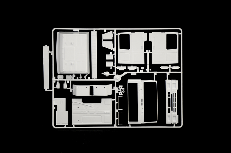 Italeri Volvo F16 Globetrotter Canvas with Elevator 1/24