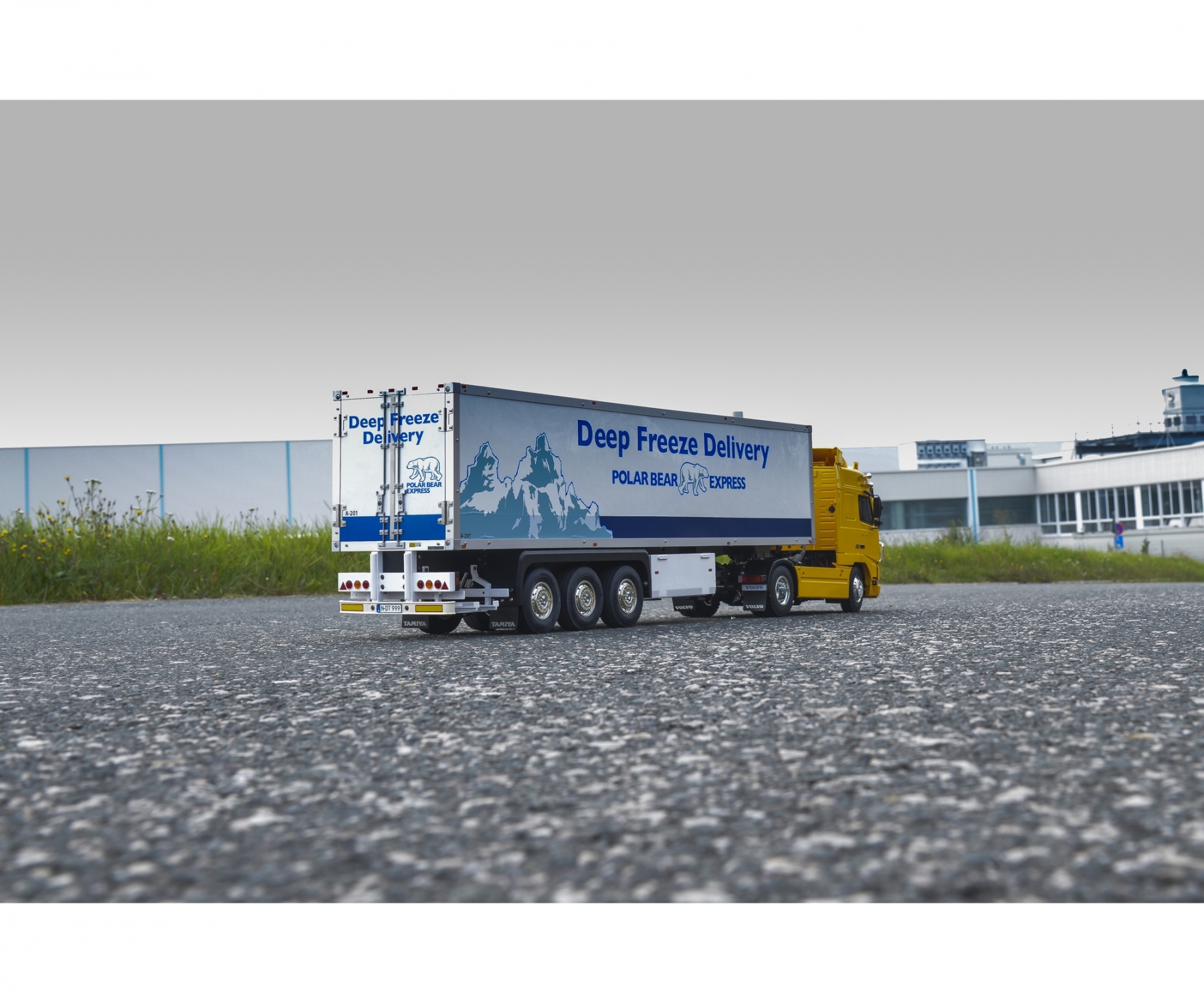 Tamiya Volvo FH12 Globetrotter R/C Truck Kit 1/14