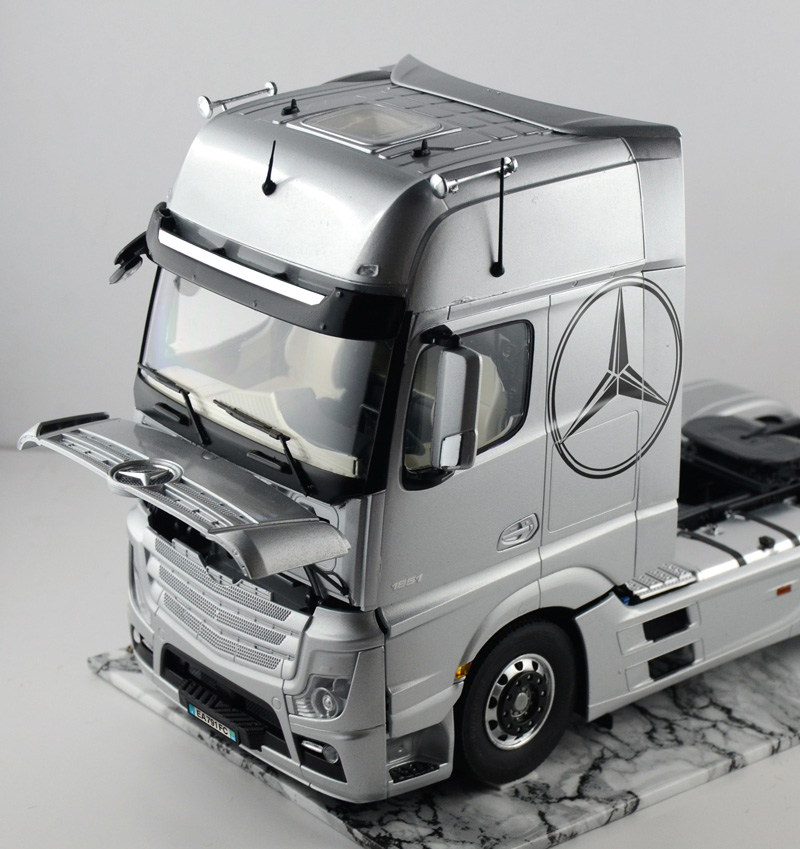 Italeri Mercedes Benz Actros MP4 Gigaspace Truck 1/24