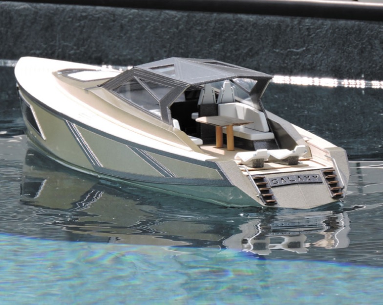 Mantua Model Galaxy 53ft. Luxe Sportboot Model  kit 1/25